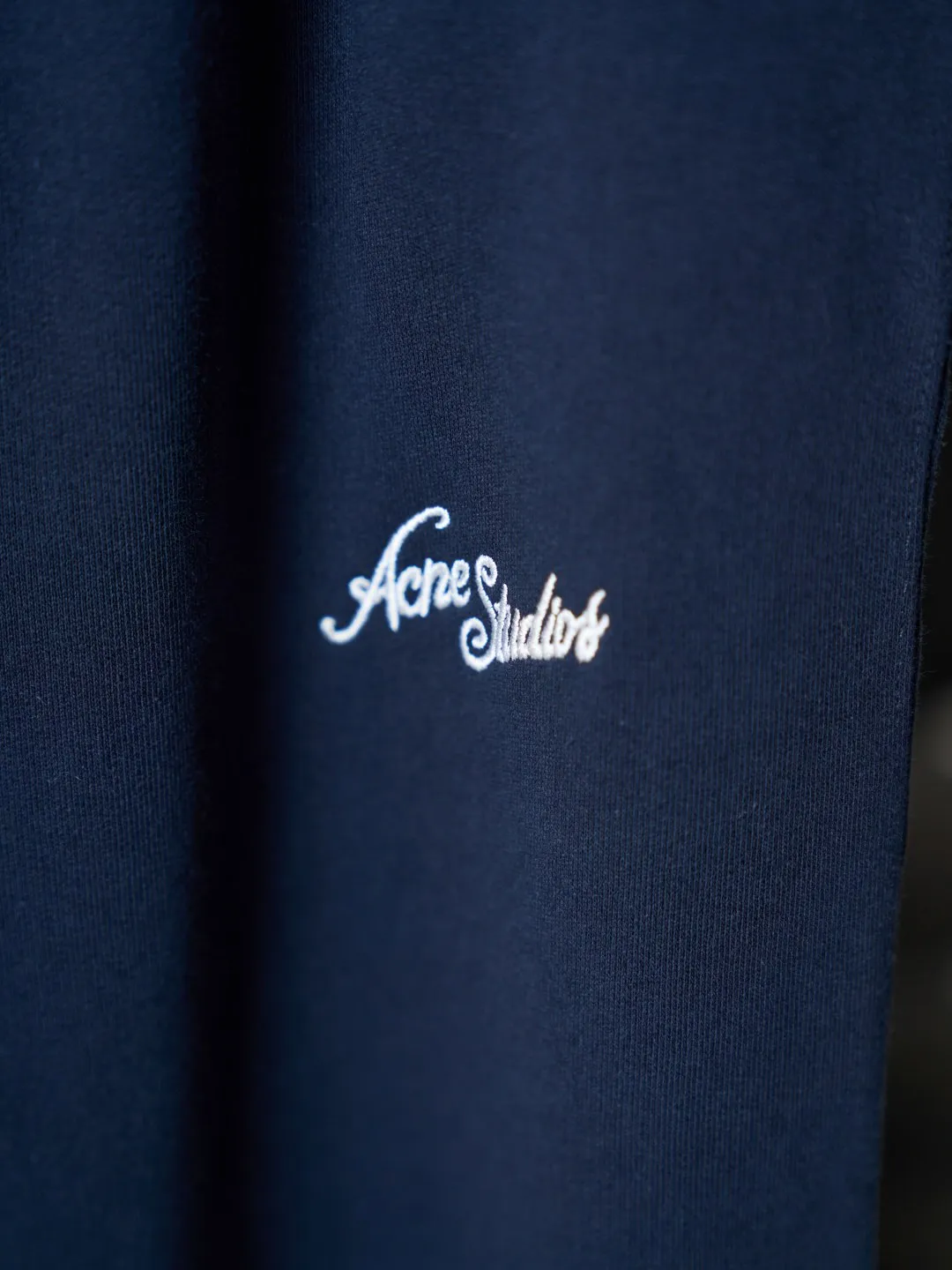 [Real auction] Acne Studios embroidered trousers (version 2) [In Stock] S M L XL custom-made foggy brushed fleece, draped and stylish, soft and skin-friendly. The color is dark navy. It condenses the tranquility and depth of the deep sea twilight. Retro calmness has a natural sense of coolness and luxury. The Classic embroidered logo on the thigh is like a light star, condensing brand recognition and high-end texture. The drawstring waistband and side pockets are designed to create a concise and casual attitude. The minimalist texture hides a trendy edge. Wear it with the Series suit to form a luxurious and elegant system. It interprets a unique Nordic elegant mood. It adopts imported machine embroidery technology and uses advanced computer control systems and precision mechanical parts to realize the Acne Studios logo work. High precision. The lines are smooth and delicate. The fabrics have been washed with enzymes for a better hand feel. Not easy to deform, not easy to shrink, not easy to fade. Maintains long-lasting beauty with a loose fit